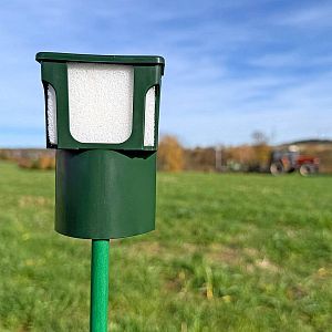 Díky PROFI držáku zůstane nosič pachového ohradníku na svém místě a navíc je mechanicky chráněn