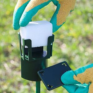 Otevřete víčko a vložte nosiče pachového ohradníku BIO10-PO do adaptéru