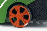 Rozměrná kola (zadní kolo Basic 34 E o průměru 165 mm a zadní kolo Basic 40 E o průměru 200 mm) šetří trávník, poskytují komfort a přispívají ke stabilním pracovním výsledkům. 