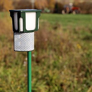 Zdvojená ochrana pachového ohradníku pomocí reflexní pásky, která plní funkce optického zradidla